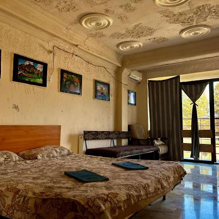Smile Guesthouse Тбилиси Экстерьер фото