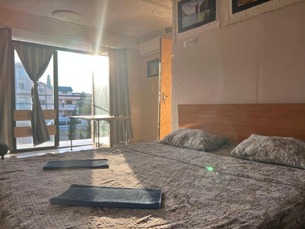 Smile Guesthouse Тбилиси Экстерьер фото